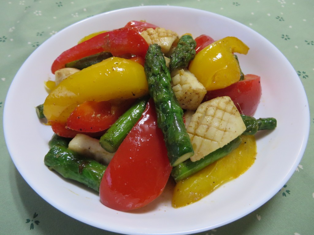 レシピ　パプリカ、アスパラ、イカの４色炒め